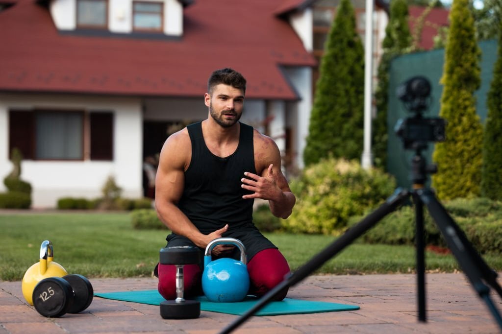 fitness influencer explaining fitness exercises to audience